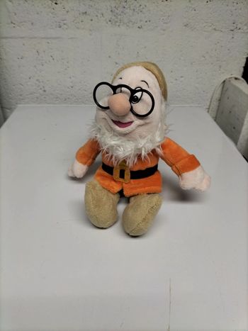 Doudou peluche nain doc 26cm de haut environ de la famille Blanche Neige et les 7 nains de Disney