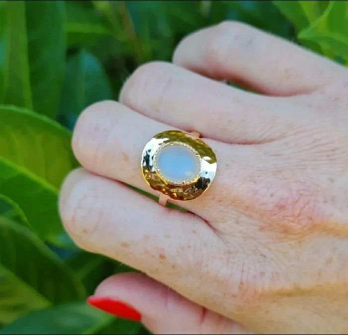 Grosse bague martelée vintage plaqué or et pierre de lune taille 52