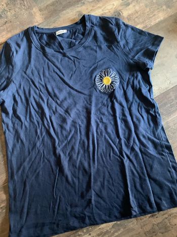 Tee shirt marine avec un motif fleur