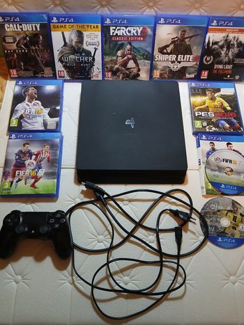 PS4 slim + manette + 10 jeux