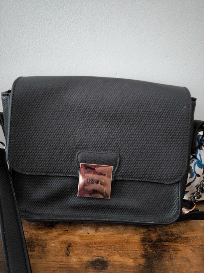 Sac bandoulière Vilanova noir – Avec foulard – Très bon état - photo numéro 2