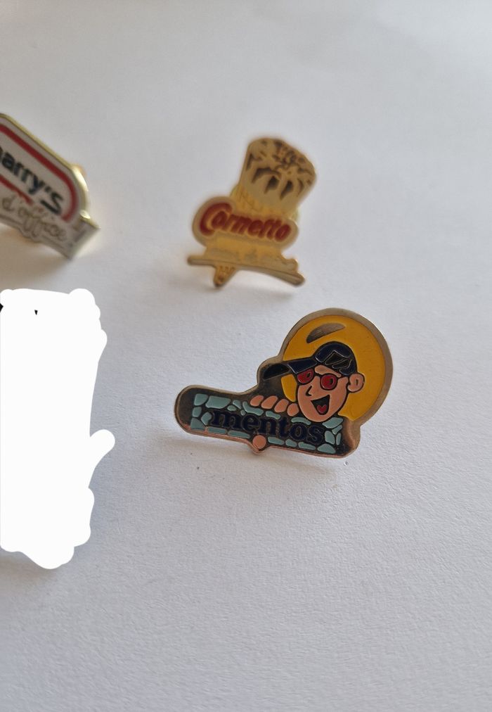 Lot de 4 Pin's Vintage Publicitaires Harry's Cornetto Mentos - photo numéro 2