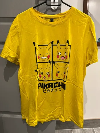 T shirt pikachu