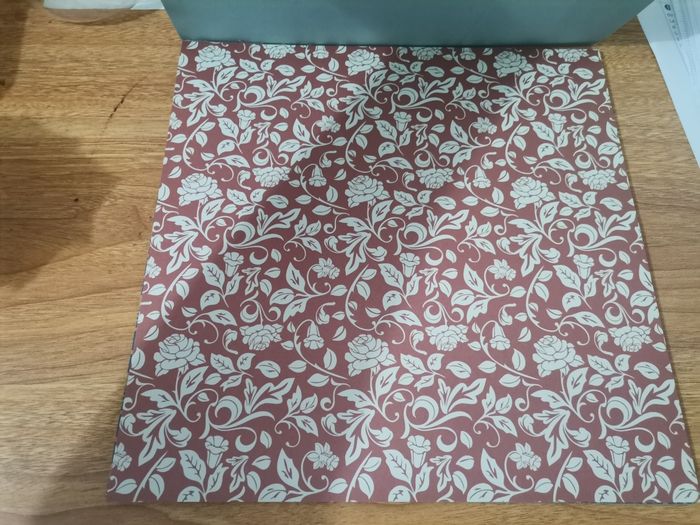 Un bloc de papiers décoratifs “Duo-Design Papier – Hintergründe” (Ideen mit Herz)
Format 25 × 25 cm, 250 g/m², 20 feuilles, impressions recto/verso. - photo numéro 5