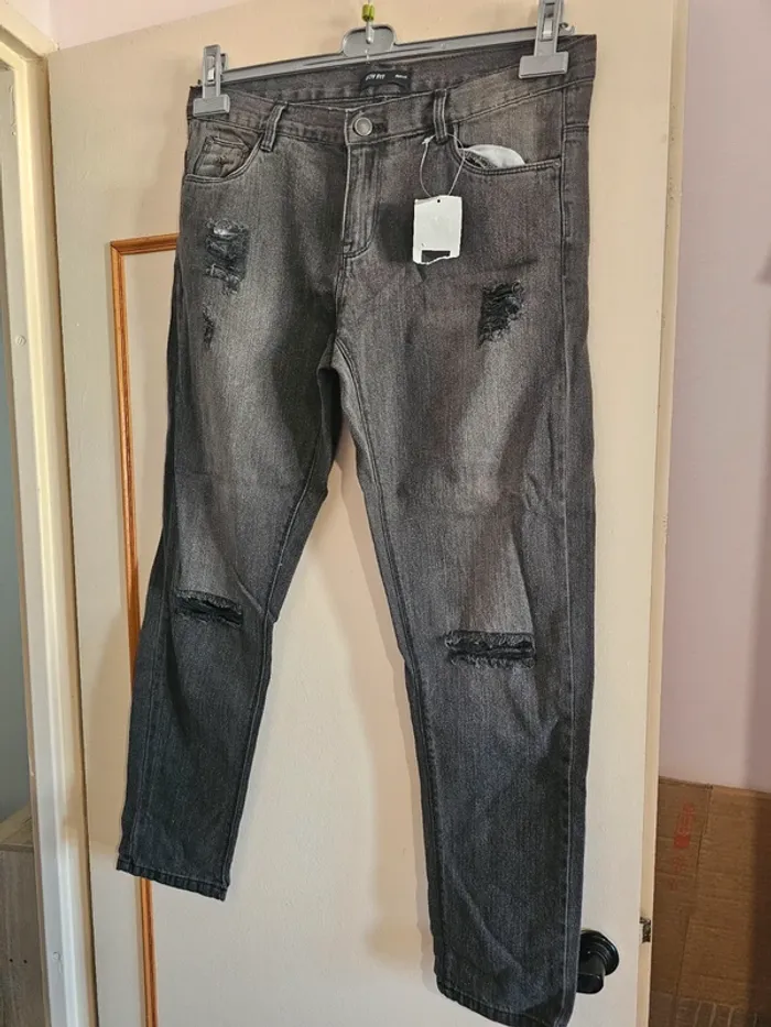 Jean noir a trou Boy Fit 40 L, neuf