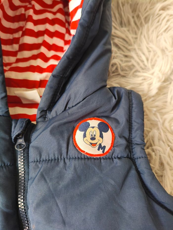 Veste doudoune sans manche à capuche Disney avec logo mickey Taille 23 mois - photo numéro 2