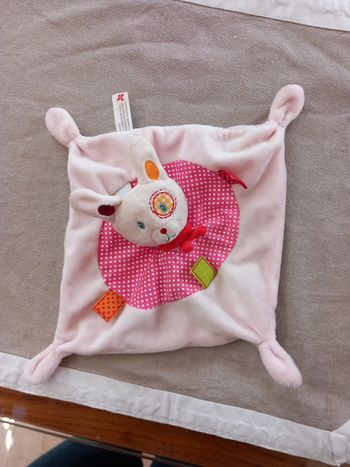 Doudou lapin en peluche