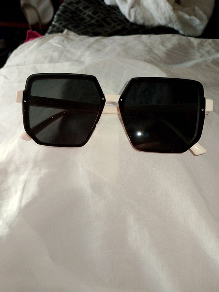 Lunettes de soleil noir et blanc stylé - photo numéro 2