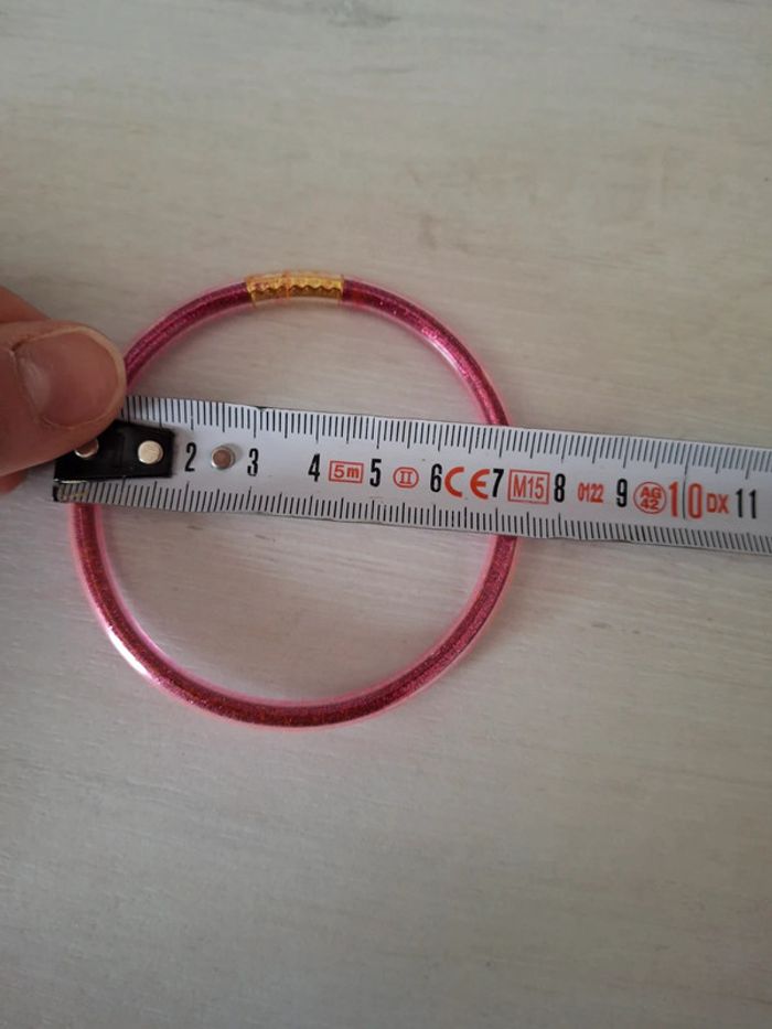 Bracelet jonc bouddhiste tibetain plastique brillant pailleté rose fushia - photo numéro 4