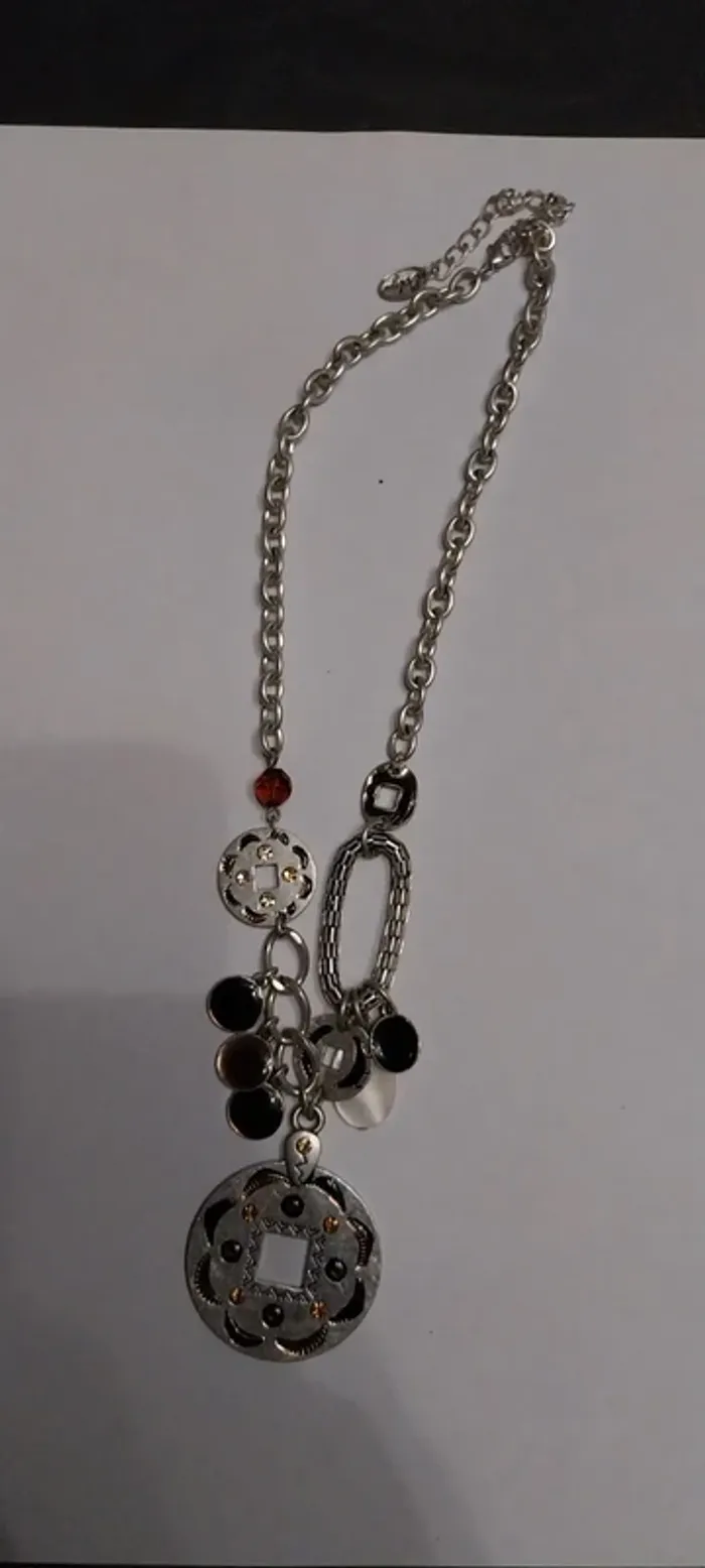 Collier fantaisie argent et marron avec breloques. Neuf - photo numéro 3