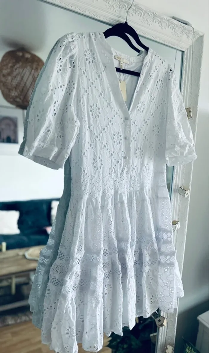 Sublime robe Maje en broderie Anglaise neuve étiquette taille 42 - photo numéro 2