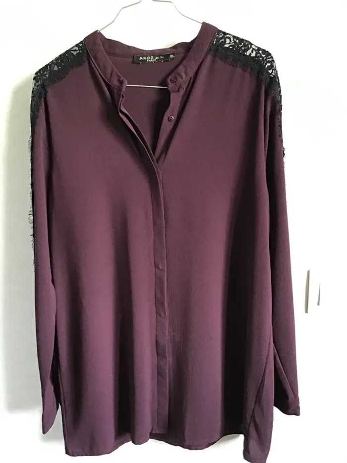 Blouse bordeaux avec dentelle noire marque Akoz