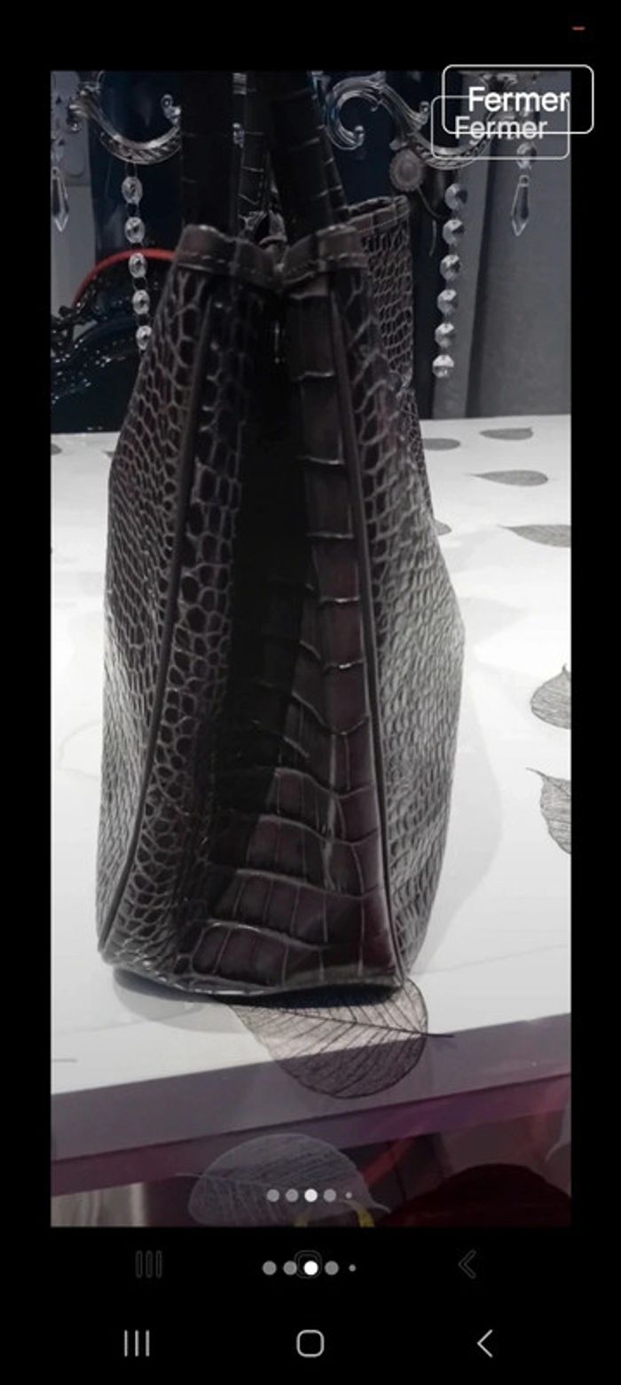 Sac longchamp grande capacité en porte épaule en cuir croco l état du sac en photo 
26x37x12 - photo numéro 3