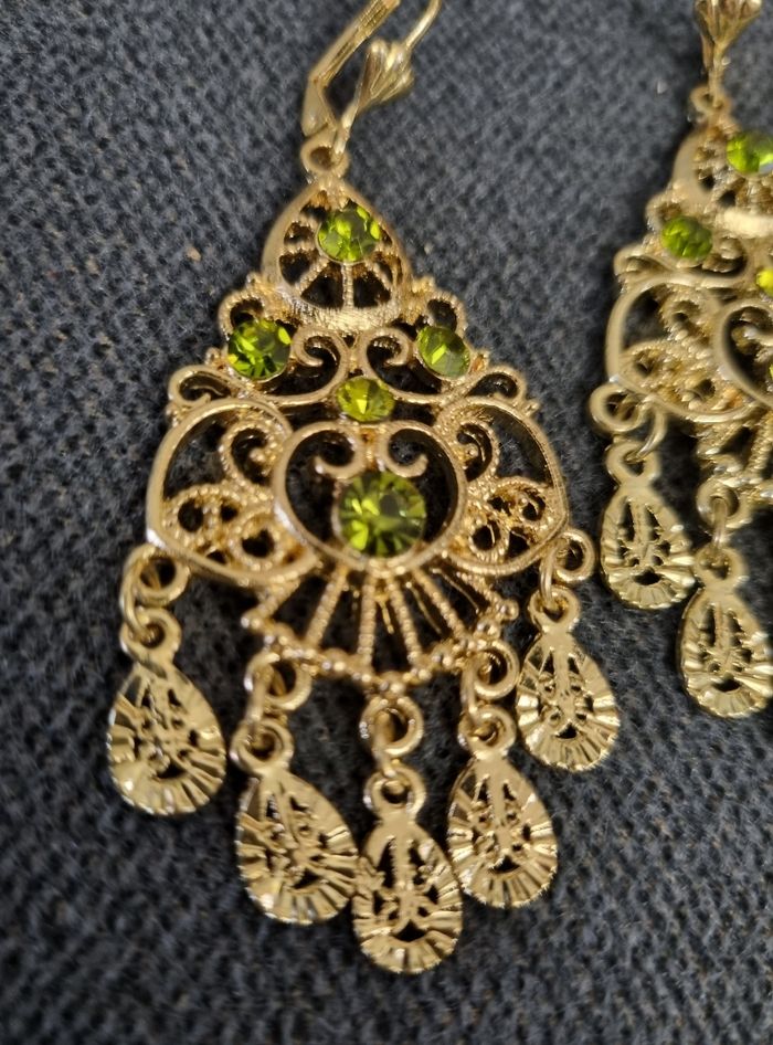 Boucles d'oreilles oriental doré pendante motifs filigrané et pierre verte - photo numéro 6