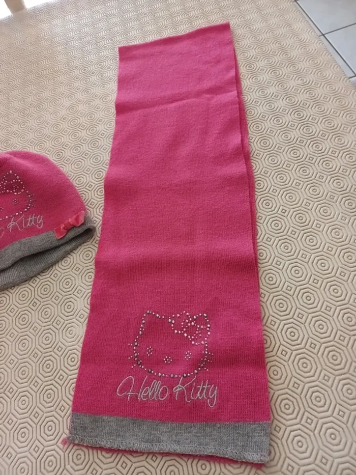 Ensemble hello kitty bonnet écharpe gants rose . Tour de tête  54 cms - photo numéro 4