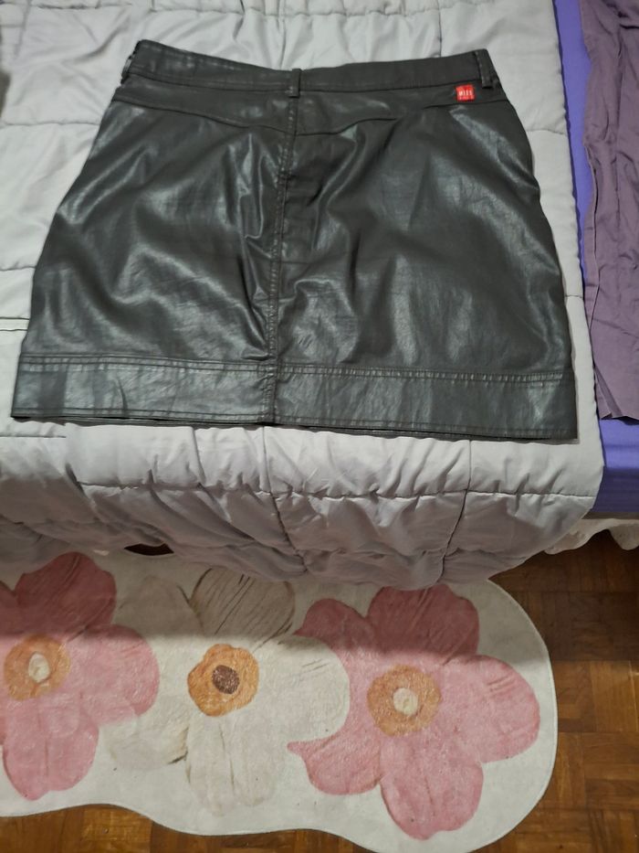 Jupe courte en simili cuir - photo numéro 3