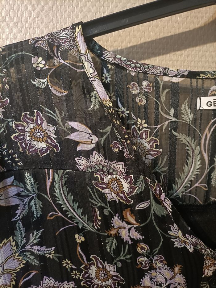 Robe noir fleuri avec filament argenté métallique - photo numéro 4