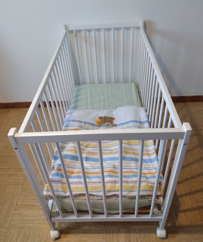 Lit à barreaux en bois à roulettes pour bébé - photo numéro 5