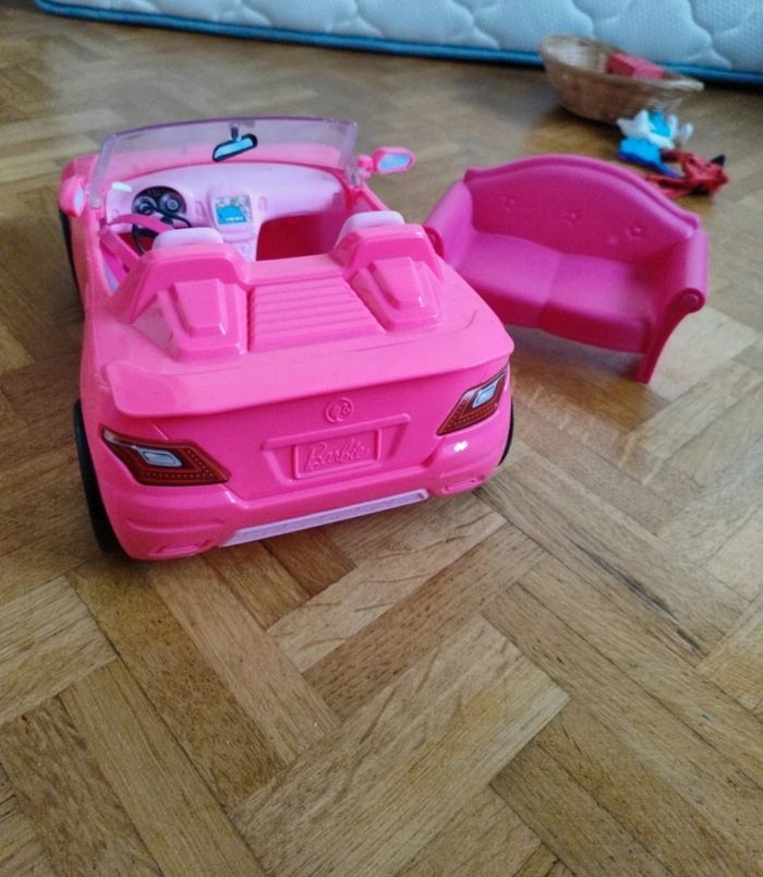 Voiture et canapé - photo numéro 4