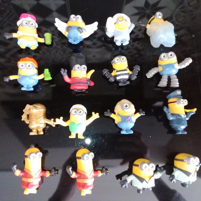 Lot de 16 figurines, personnages - Les Minions