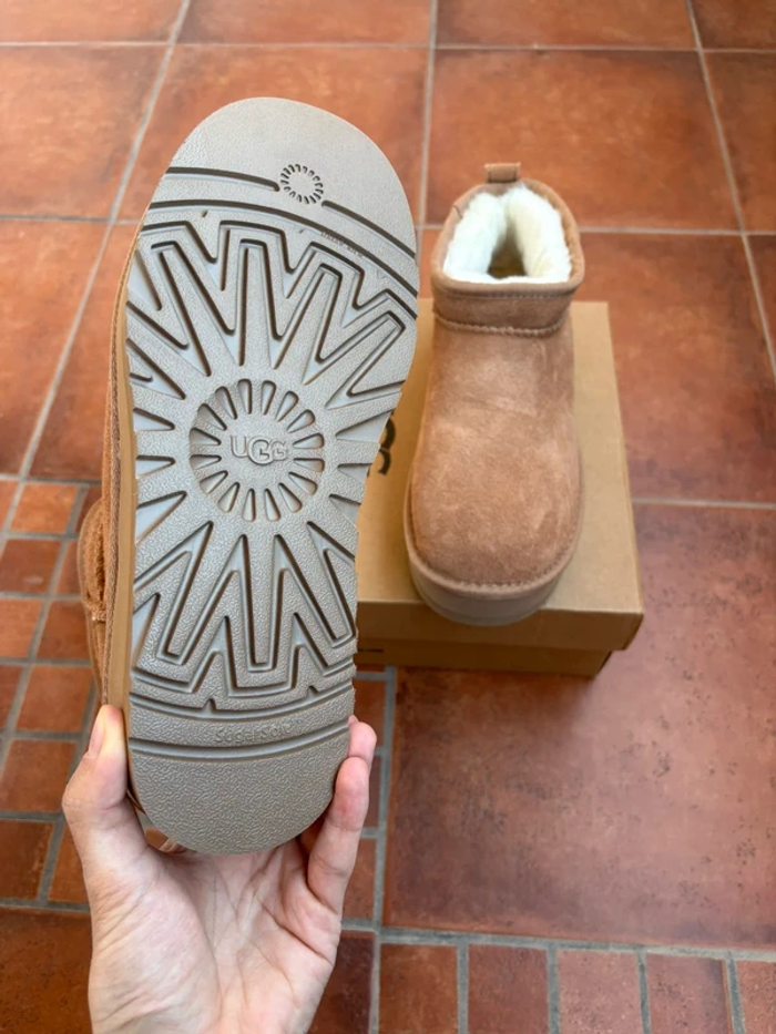 Bottes Ugg mini  taille 39 - photo numéro 2