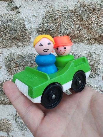 Voiture little people avec deux personnages