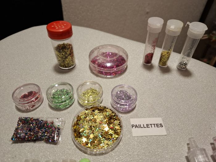 Beau lot paillettes et colles pailletées pour loisirs créatifs divers très bon état - photo numéro 3