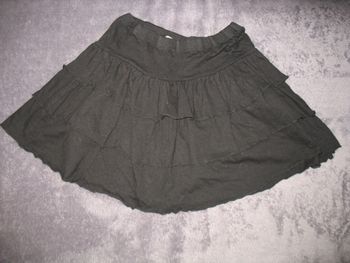 JUPE COURTE A VOLANTS NOIRE FILLE "VYNIL FRAISE BY GEMO" - 10 ANS - n°01