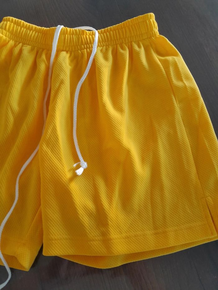 Short jaune 12/14 ans - photo numéro 2