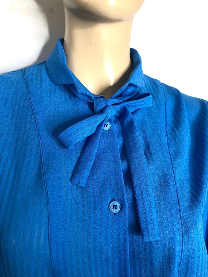 Très beau chemisier col lavaliere vintage bleu taille 36/38 estimée (voir mesures) - photo numéro 2