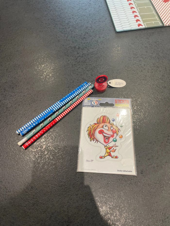 Crayons de avec tampon et sticker autocollants