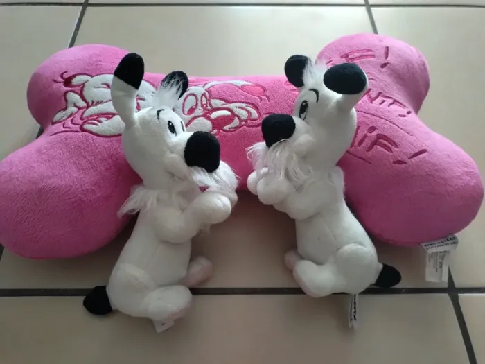 Lot peluche Idéfix et coussin  en forme d'os parc Astérix - photo numéro 2