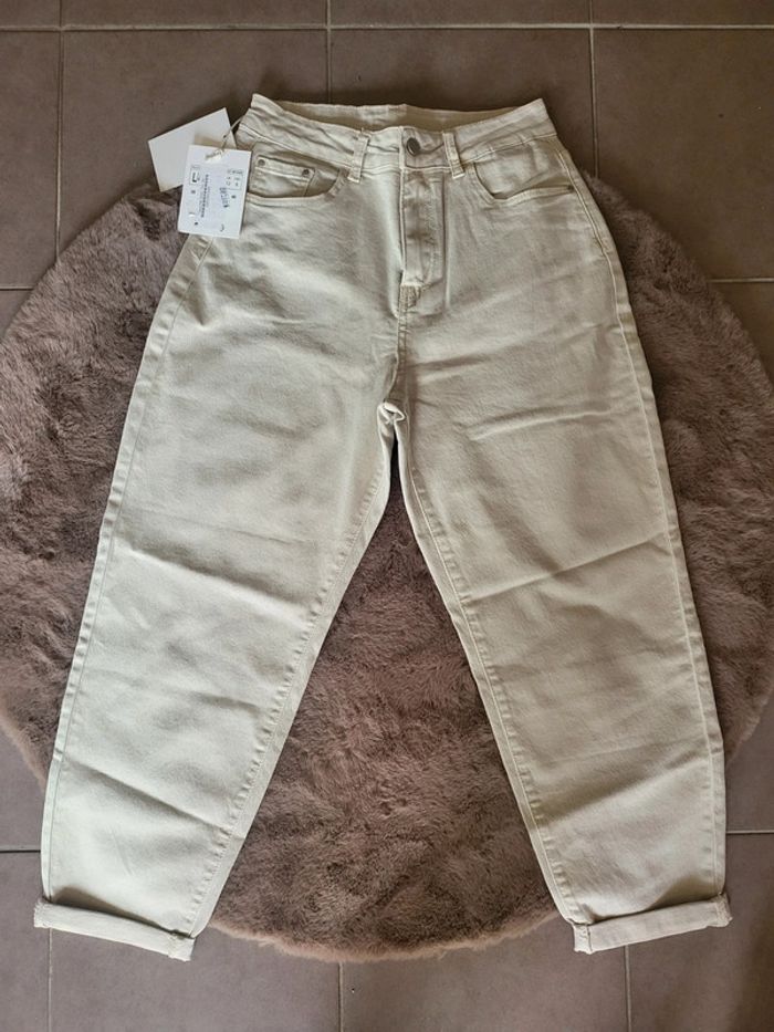 Mom jean beige clair – NEUF 💫
Taille L – coupe tendance, hyper confortable 🤍