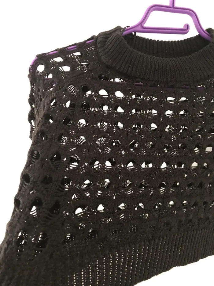 Pull court stradivarius lainage a trous taille S - photo numéro 3