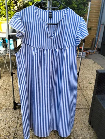 Robe courte à rayures