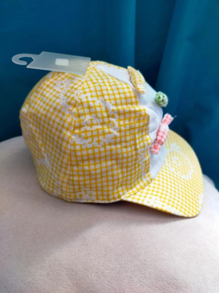 Casquette bébé à carreaux jaune – motif bonbons 3D - photo numéro 4