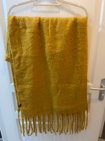 Écharpe douce jaune plus d’1m95
