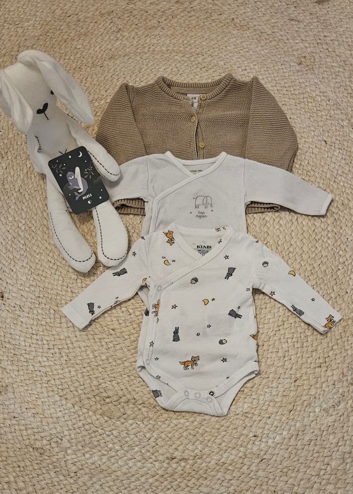 Lot 2 bodies  et un gilet 1mois