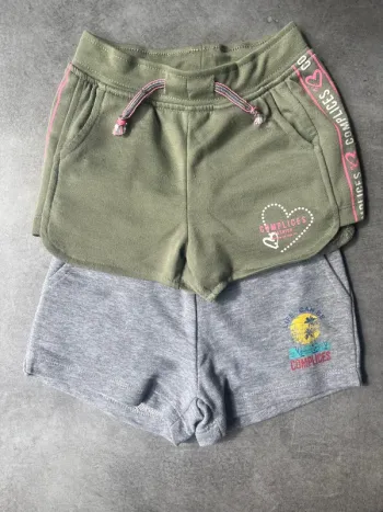 Lot 2 short kaki et Gris 5ans
