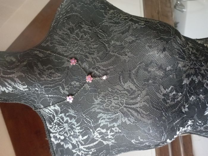 collier avec 3 fleurs mauves - photo numéro 2