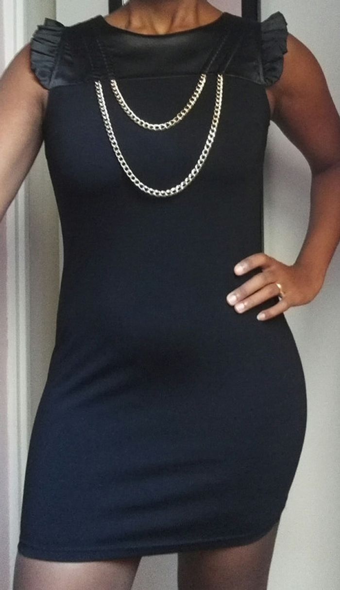Robe noire bi matière avec chaînettes