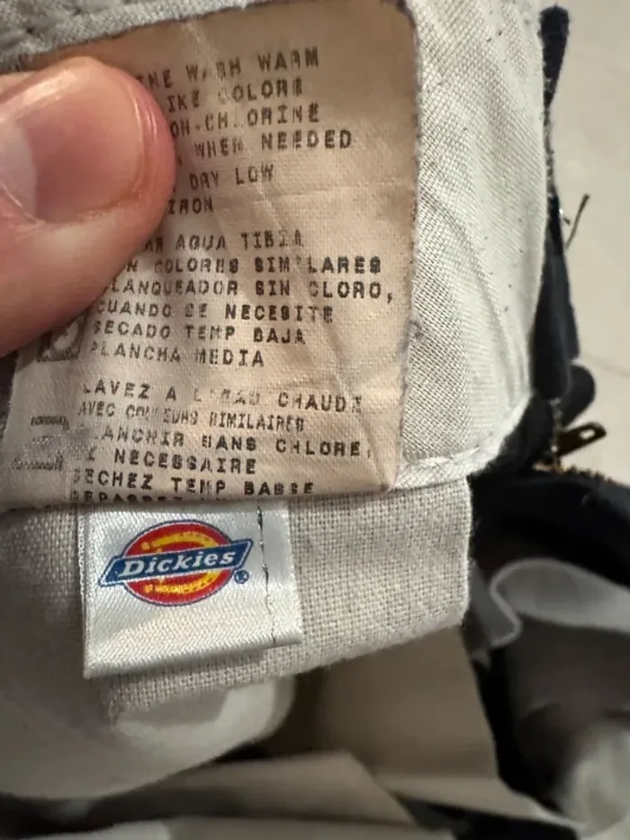 Pantalon noir Dickies, bon état mais un tout petit trou , 42x107cm - photo numéro 5