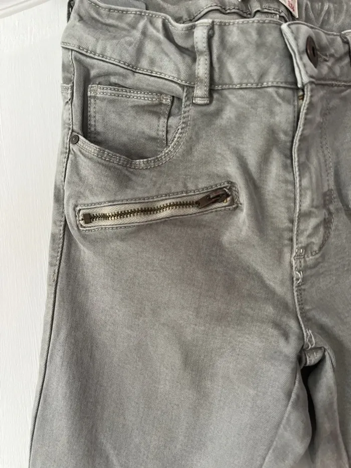 Jean fille 9 ans – Zara – Gris avec détails genoux - photo numéro 3