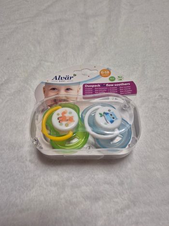 Lot 2 tétines neuves 6/18mois