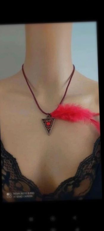 Sublimez Votre  Look avec  le  Collier  Plume  Rouge Fantaisie pour Femme