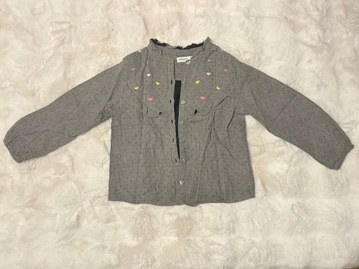 Chemise grise avec cœurs colorés de chez Orchestra taille 5 ans