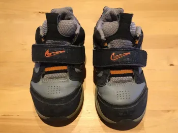 Baskets Nike pointure 25