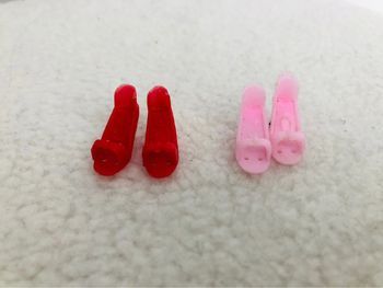 Lot deux paires d’escarpins poupée barbie rose et rouge