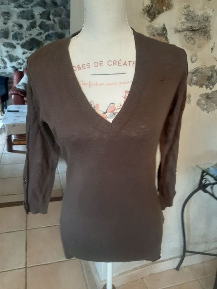 Pull col v longueur 64 cm.