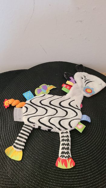 Doudou Zèbre Plat Blanc et Noir Label